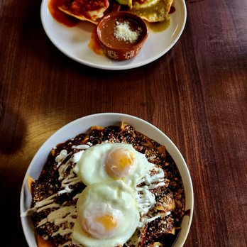 Con Huevos - Huevos rancheros y chilaquiles mole - Mexican Near Me - Los Angeles, California Con Huevos - Huevos rancheros y chilaquiles mole - Mexican Near Me - Los Angeles, California