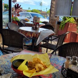 Outdoor seating. The green sauce is a bit on the hot side for me. Outdoor seating. The green sauce is a bit on the hot side for me.