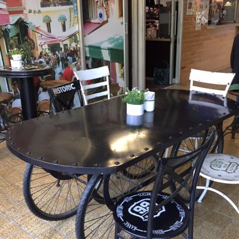 D'Lagourmet - Zona de mesas para comida o desayuno. - Delicatessen Near Me - Ciudad de México, DIF