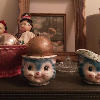 The Old Courthouse Inn - Hallway knickknacks. - Hotels Near Me - Powell River, British Columbia