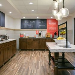Hampton Inn & Suites Hudson - Breakfast Area