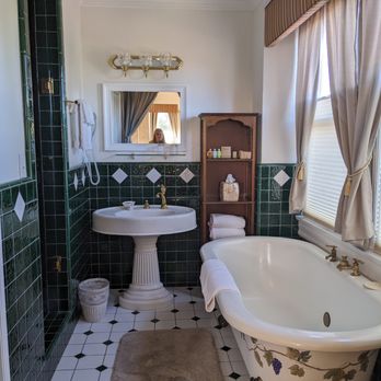 Churchill Manor Bed and Breakfast - Bathroom - Hotels Near Me - Napa, California Churchill Manor Bed and Breakfast - Bathroom - Hotels Near Me - Napa, California