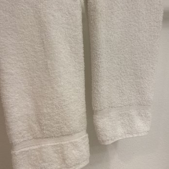 Red Lion Inn & Suites Perris - Dirty/worn hand towels - Hotels Near Me - Perris, California Red Lion Inn & Suites Perris - Dirty/worn hand towels - Hotels Near Me - Perris, California