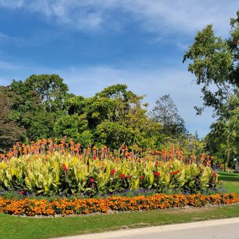 Niagara Falls - Park flowers-lamdscape. - Landmarks & Historical Buildings Near Me - Niagara Falls, Ontario