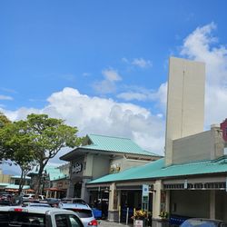 Kailua Shopping Center - It's quite crowded at noon time...