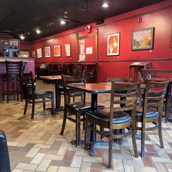 Mocha Maya's - Part of the dining / coffee sipping area. This was mid afternoon during a lull.