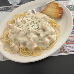Linda's Kitchen - Seafood pasta and garlic toast