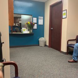 Paxton Donald E MD - Basic waiting room. Clean and uncluttered.