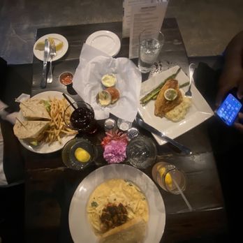 Scratch Kitchen & Cocktails - Blackened Chicken Pasta, Blackened Catfish, BLT sandwich, Hawaiian rolls - New American Near Me - Norman, Oklahoma