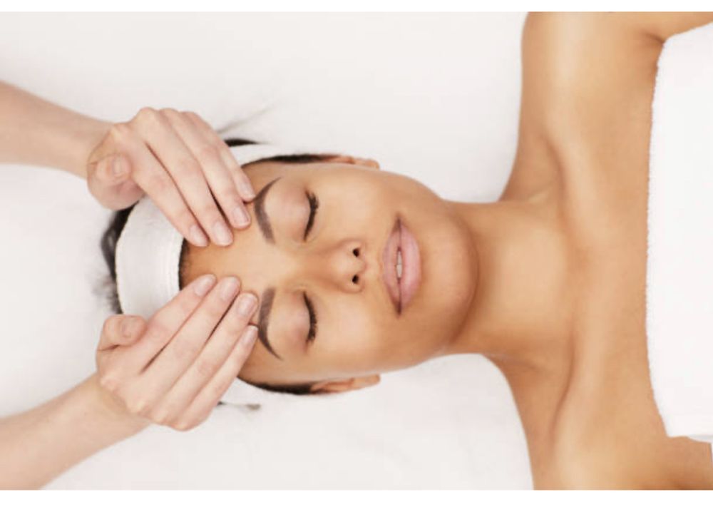 Golden Brows Threading & Beauty Studio Logo