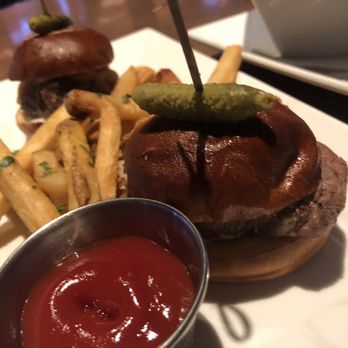 Old Town Pour House - Filet mignon sliders! - American Near Me - Oak Brook, Illinois