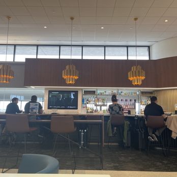 United Club - Bar - Airport Lounges Near Me - Newark, New Jersey
