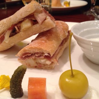 El Foro - #bocaTAperfecto de pierna de ternasco asado en su jugo, pan de cristal, patatas, mayonesa y ajos tiernos con helado de tomillo - Spanish Near Me - Zaragoza, Z