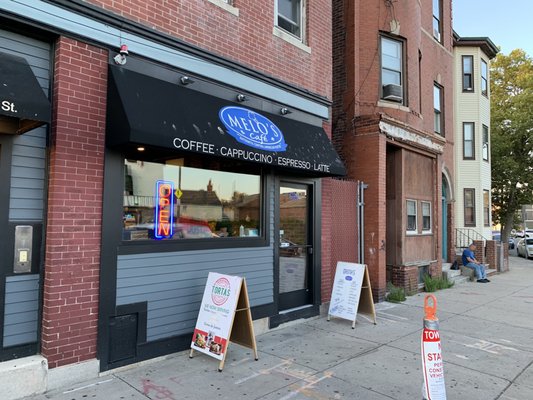 Melo's Café by null