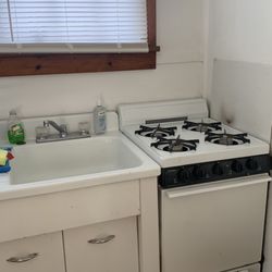 Uncle Tom's Cottages Motel & Rooms - Small and smells like gas in kitchen.