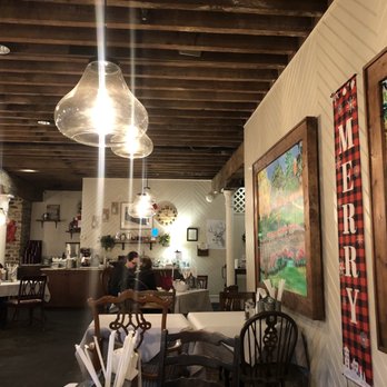 Debi's Restaurant - Dining room - American Near Me - Savannah, Georgia