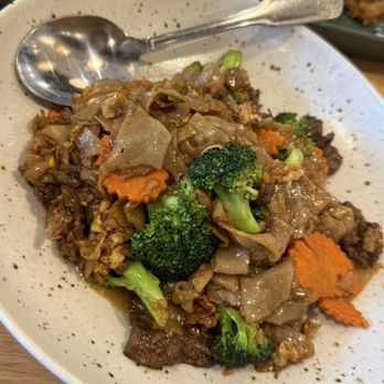 Ari's Thai Eatery - Pad see ew @dangit.all - Thai Near Me - Azusa, California Ari's Thai Eatery - Pad see ew @dangit.all - Thai Near Me - Azusa, California