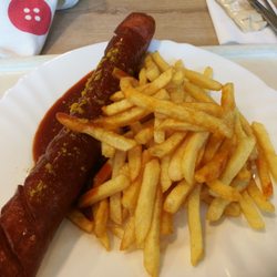 Fleischerei Handke - Currywurst mit Pommes.
