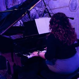Getting acquainted with the baby grand piano