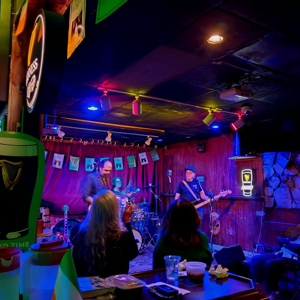 Ireland's 32 - Live music (Celso Salim) - Dive Bars Near Me - Van Nuys, California