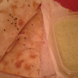 Welcome India - Knoblauch Naan (leider ohne Knobi), Joghurt-Minz-Dipp (lecker)