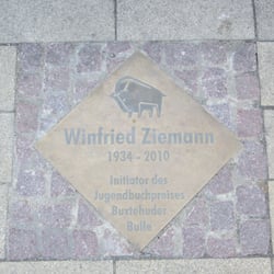 Buxtehuder BULLEvard - Die Ehrenplakette des Ziehvaters des Buxtehuder Bullen