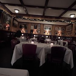 The Buffalo Club - Very pretty interior Christmas ready