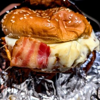 Medallo - Patty de res con tocino y queso - Food Trucks Near Me - Houston, Texas Medallo - Patty de res con tocino y queso - Food Trucks Near Me - Houston, Texas