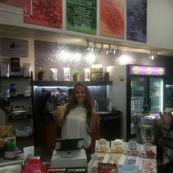 Kiwi Juice Bar - At the juice bar with alli making my order