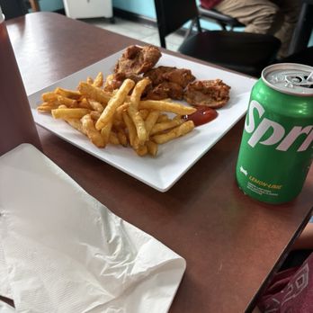 El Borincano Restaurant - Chicharron de Pollo - Puerto Rican Near Me - Virginia Beach, Virginia