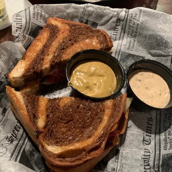 Maude's Taphouse - New American Near Me - Otsego, Michigan