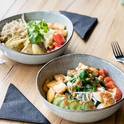Wellzones GF - Lemongrass Chicken Soup & Super Salad