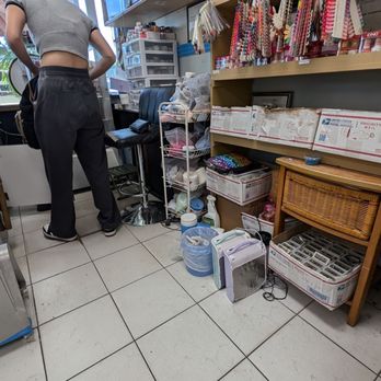 Garden Nails - Cluttered dirty trash entrance - Nail Salons Near Me - Kapolei, Hawaii