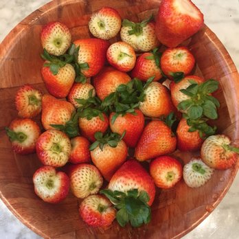 Thacker Berry Farms - Unripe strawberries and pale tops that I had to toss out. Check the bottom of the basket, too! - Farmers Market Near Me - Cypress, California Thacker Berry Farms - Unripe strawberries and pale tops that I had to toss out. Check the bottom of the basket, too! - Farmers Market Near Me - Cypress, California