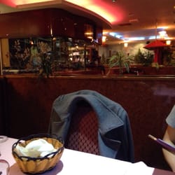 Shangai Palace - Décorée de façon originale, cette salle change des typiques restaurants chinois