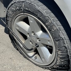 The Wrecker Man - Blew tire on freeway! Tight lug nuts bent rod!