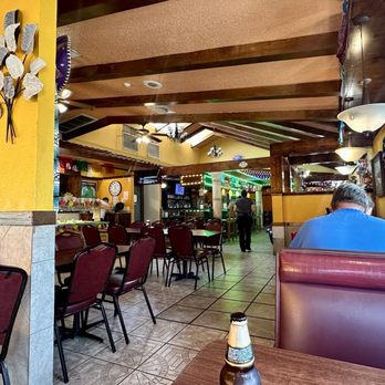 10 De Mayo - Cute interior - Mexican Near Me - Liberty, Texas