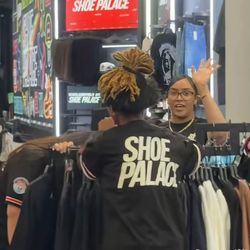 Shoe Palace - Las personas burlándose de los compradores.
