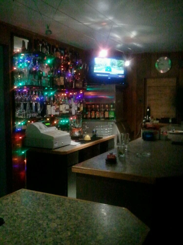 CARTER’S MOTEL BAR AND GRILL Updated September 2024 389 Willow