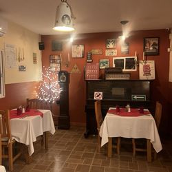 Higos & Olivos - Dining area by entrance