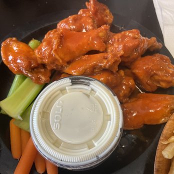 Duff's Famous Wings - Medium crispy - American Near Me - Amherst, New York