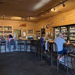 Bretz Wildlife Lodge & Winery - Bar area