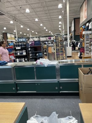 DICK'S Sporting Goods by null