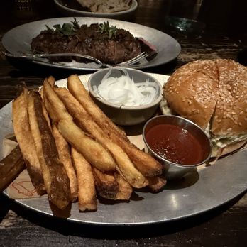 The Charter Oak Restaurant - The Cheeseburger - New American Near Me - St Helena, California