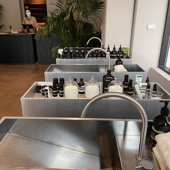 Aesop Pasadena - Cleansing hands - Cosmetics & Beauty Supply Near Me - Pasadena, California