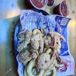 Juicy Seafood Siegen - Fried shrimp basket with onion rings