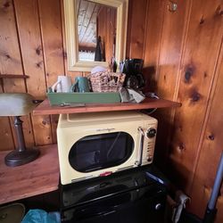 Cedar Ridge Cabins - Vintage looking microwave