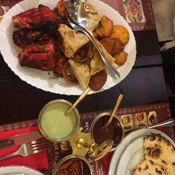 Kashmir Palace - Entrée : samossas viande et légumes, poulets tikla et tandoori, begun pakora, oignion baja, alla pakora, nan fromage
