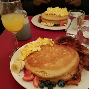 CAFÉ LULUc - Pancakes with fresh fruit with bacon and scrambled eggs - French Near Me - Brooklyn, New York