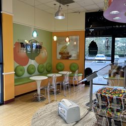 Tutti Frutti Frozen Yogurt - Seating